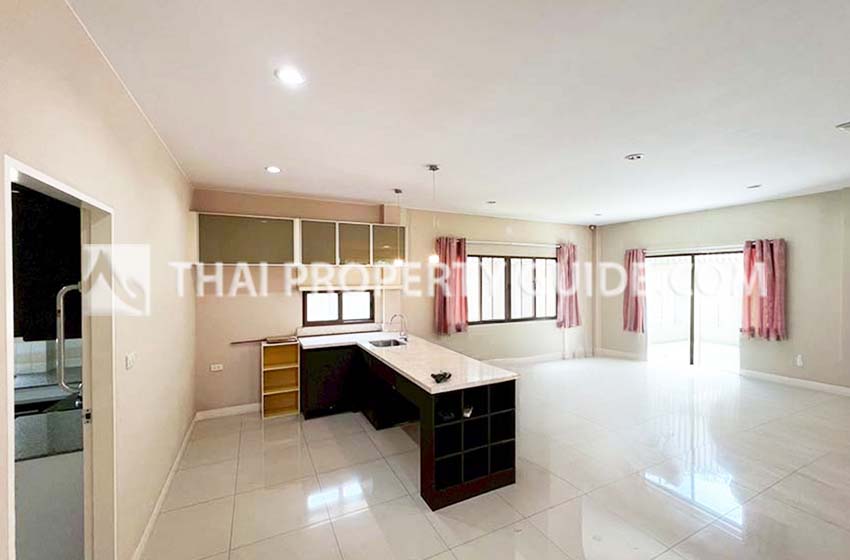 House with Shared Pool in Bangnatrad 
